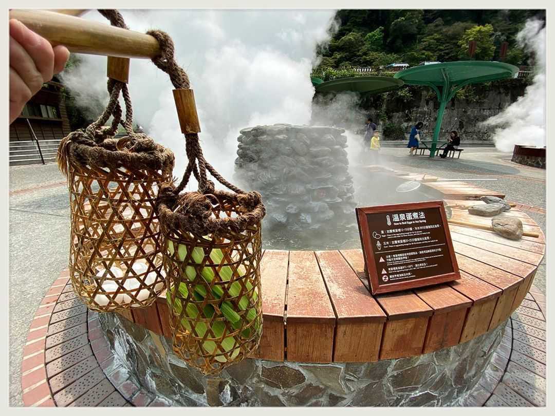 湯気が立ちのぼる鳩之澤温泉の煮卵槽