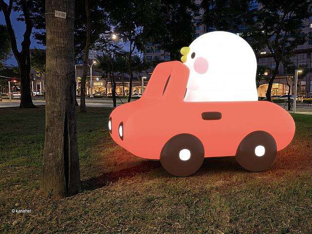 赤い車に乗ったカナヘイの小動物のオブジェ