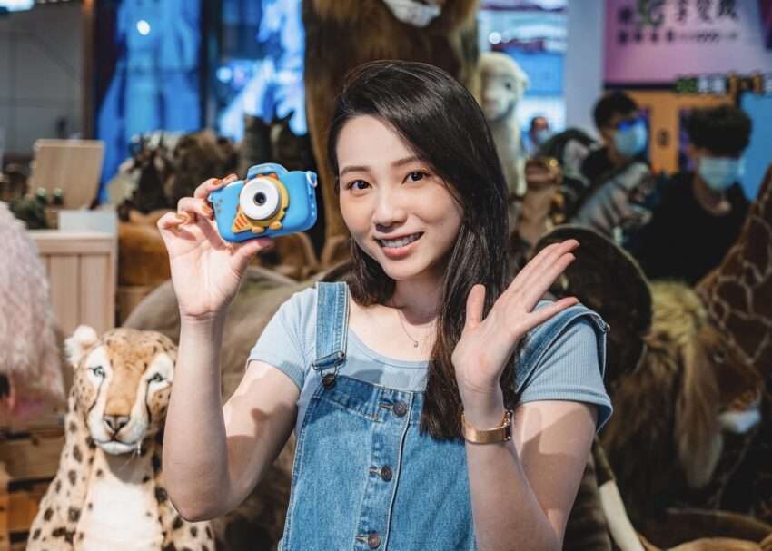 手を差し伸べる動作の女性の半身写真