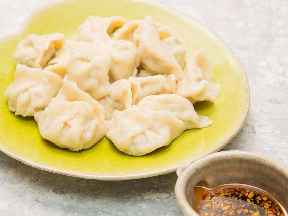 台湾水餃子|黄色い皿に盛られた水餃子と調味料
