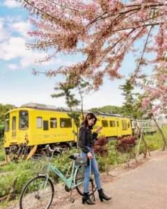 服を整える自然な写真ポーズの女性