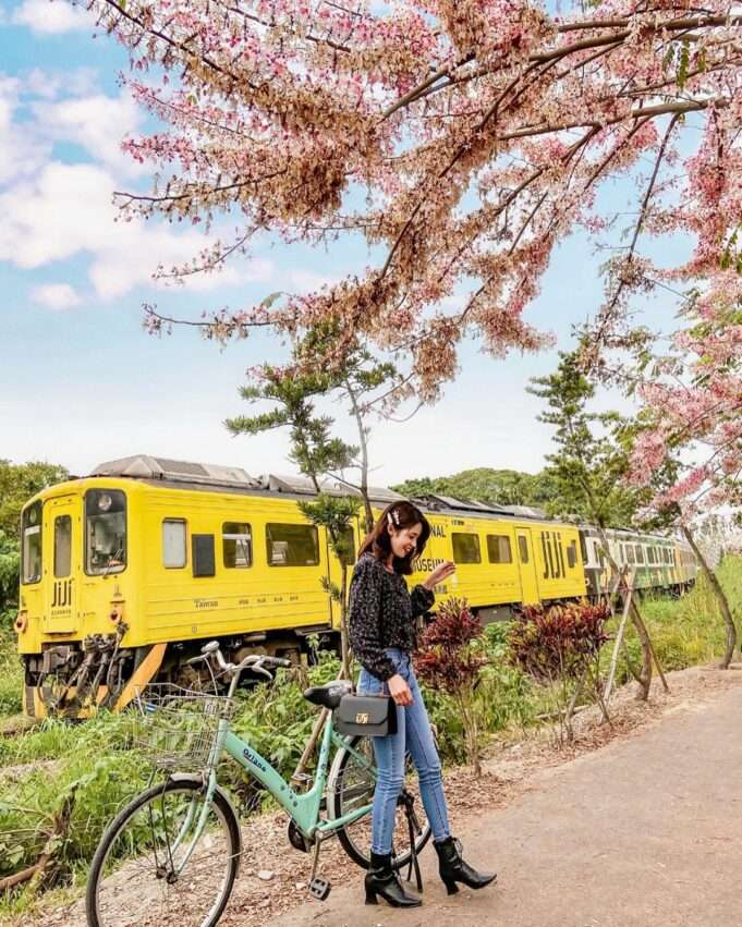 服を整える自然な写真ポーズの女性