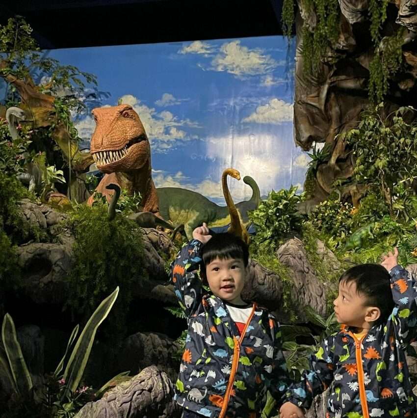 光隆博物館の館内。恐竜化石や多彩な展示品が並ぶ