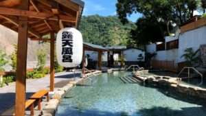 山澤居Villaの独立コテージと半露天温泉風呂、周辺の山景
