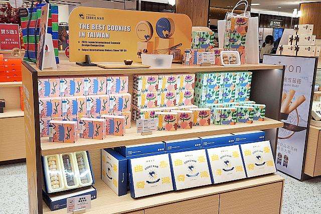 COOKIE886の店舗ディスプレイ、木製カウンターに並んだ台湾土産の商品