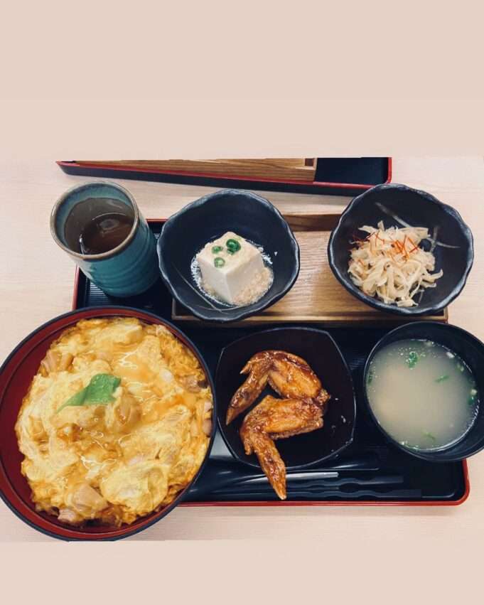 雞三和の親子丼。とろとろの卵と柔らかい鶏肉が白飯に乗っている