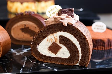カカオ80%カメルーン生チョコレートロールケーキのスライス断面
