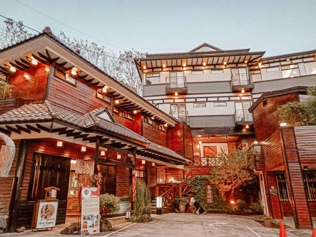 湯悅温泉会館の木造日本式建築外観