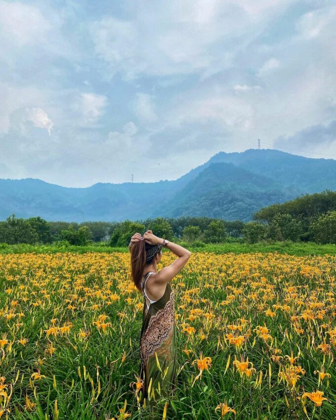 髪をかき上げる自然な半身写真の女性