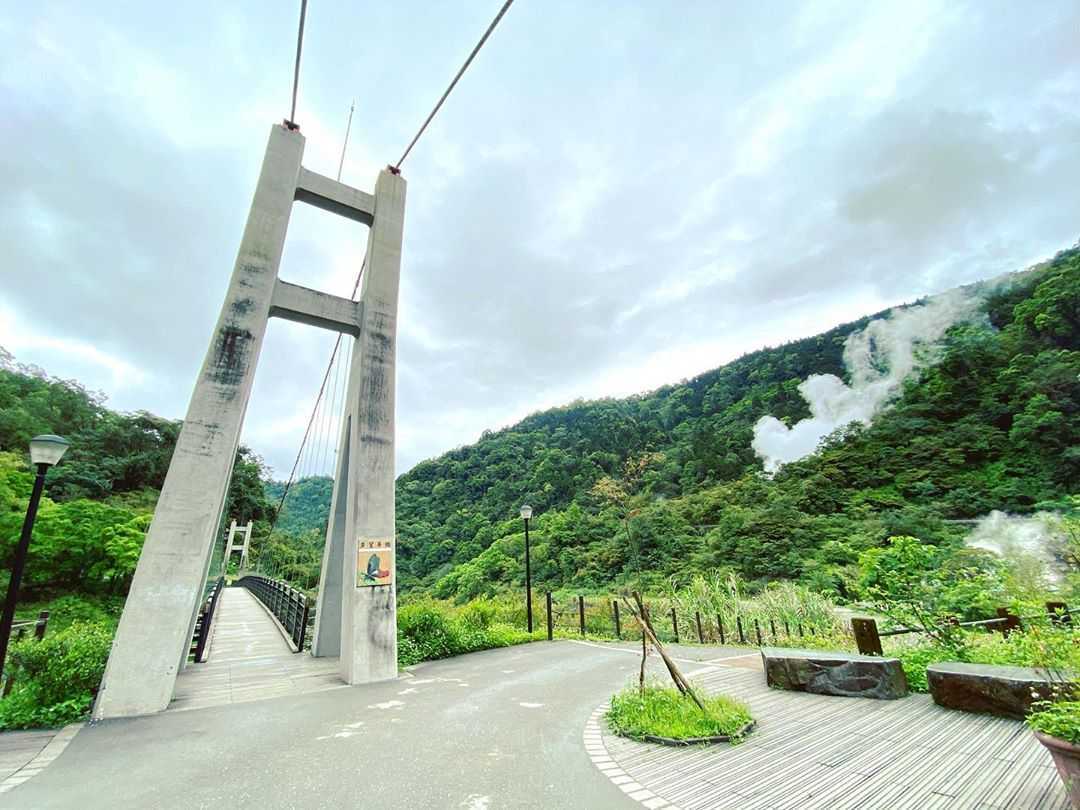 鳩之澤温泉のエリアに広がる山林と遊歩道