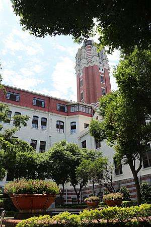 総統府の赤レンガ造り塔と庭園側から見た外観