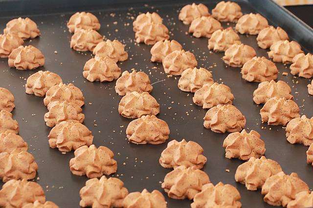 COOKIE886の焼きたてクッキーが並んだベーキングトレイ