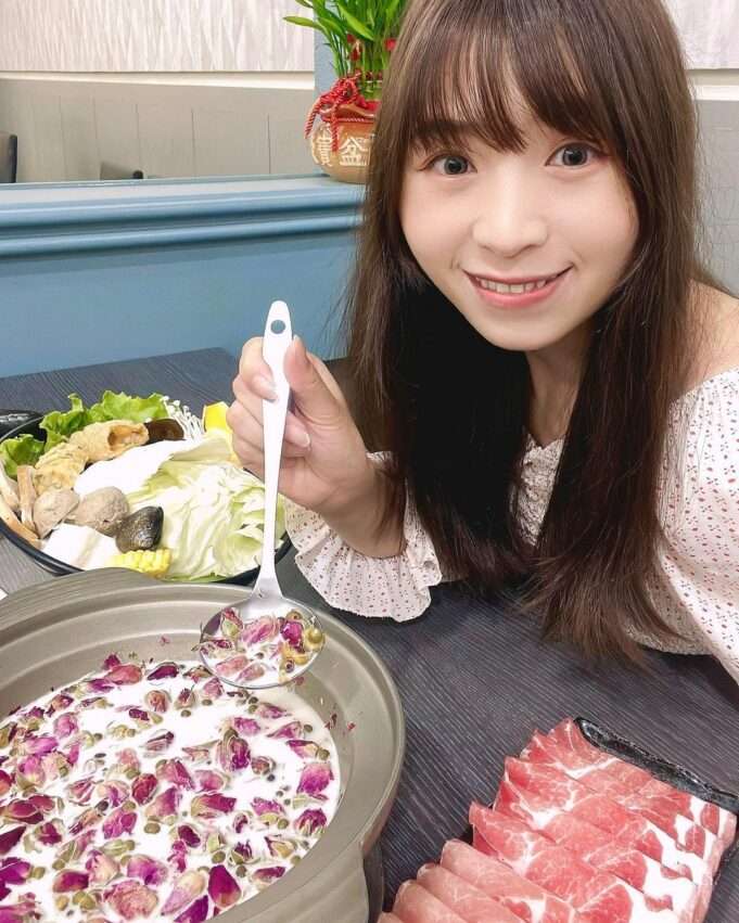 聚門鍋物のにんにくアサリ鍋と原型野菜の盛り付け