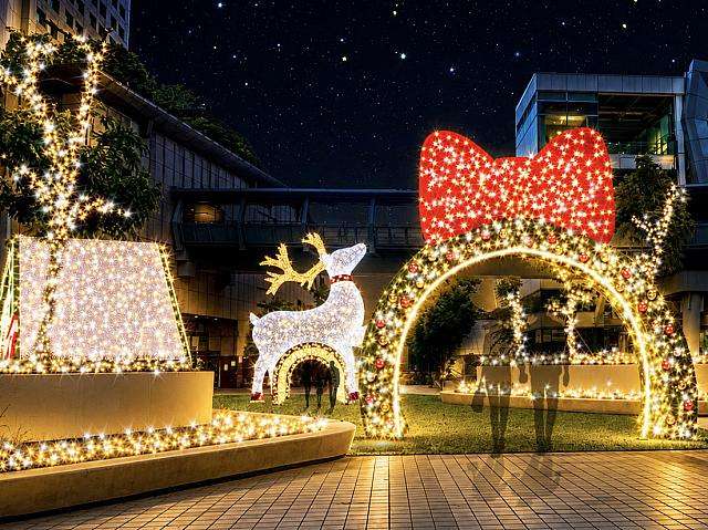 板橋駅東2門の巨大リースのアーチ