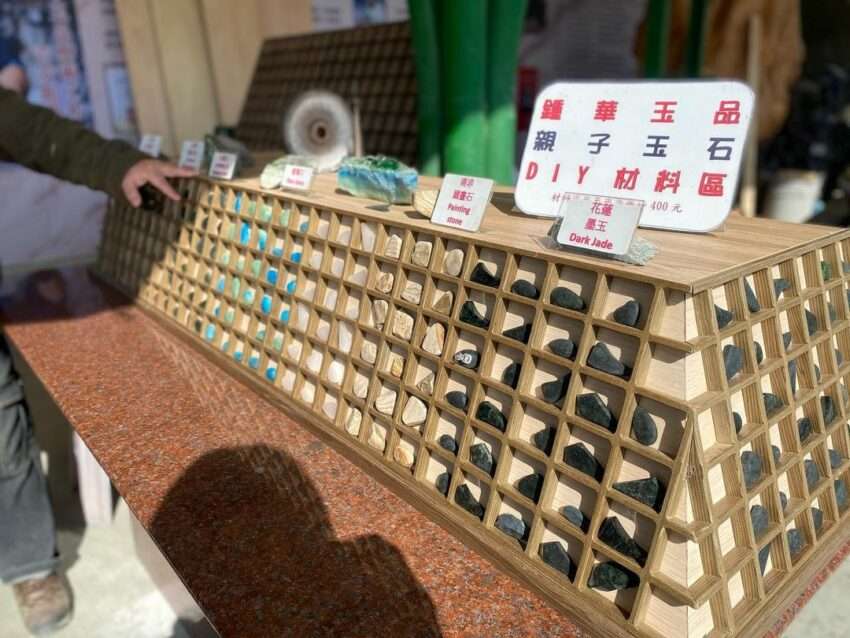 鍾華玉品藝術工坊に展示された玉石作品。細かな紋様と豊かな色彩が特徴