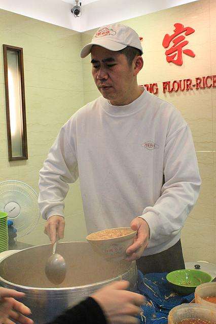 大鍋で麺線を調理するスタッフ