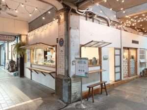東門市場内の多国籍料理の屋台。温かみのある照明が賑わいを演出している。