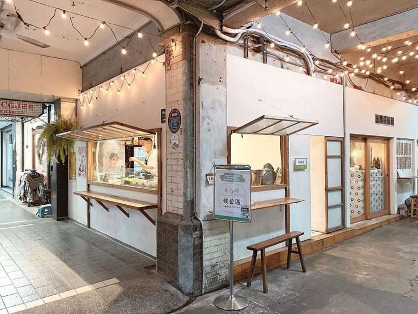 東門市場内の多国籍料理の屋台。温かみのある照明が賑わいを演出している。