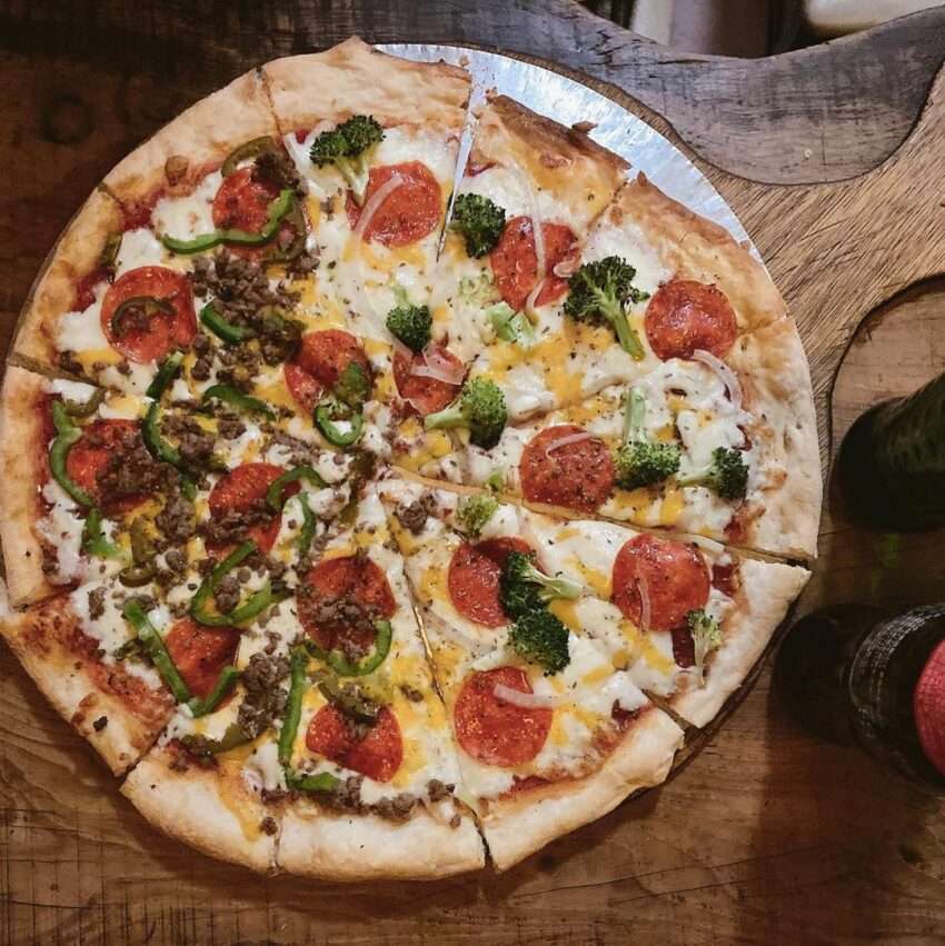 披薩阿伯 Uncle Pete's Pizza の注文後手作りの14インチピザ