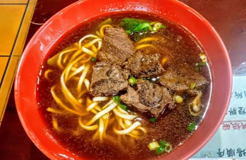 鼎倫牛肉麺の牛腱肉とスープのアップ