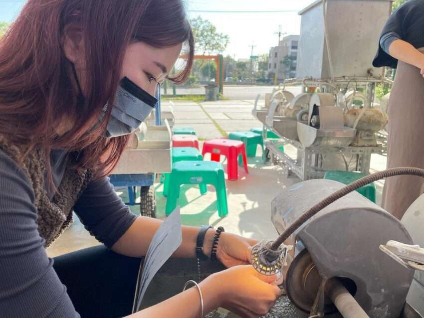鍾華玉品藝術工坊の玉石研磨DIY体験の様子