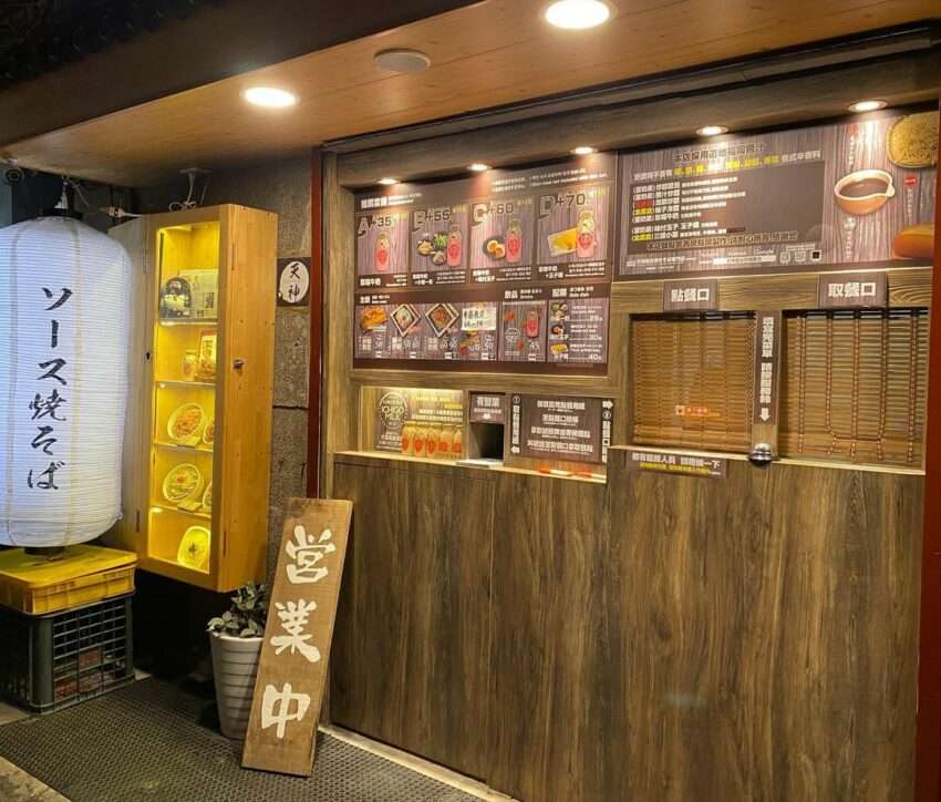 KOKODe炒麺専門店の焼きそばパン。炒めた麺を柔らかいパンに挟んだ日本式の食べ方