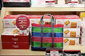 亞尼克（ヤニック）店内に並ぶロールケーキ、ホールケーキ、カットケーキ、台湾みやげ