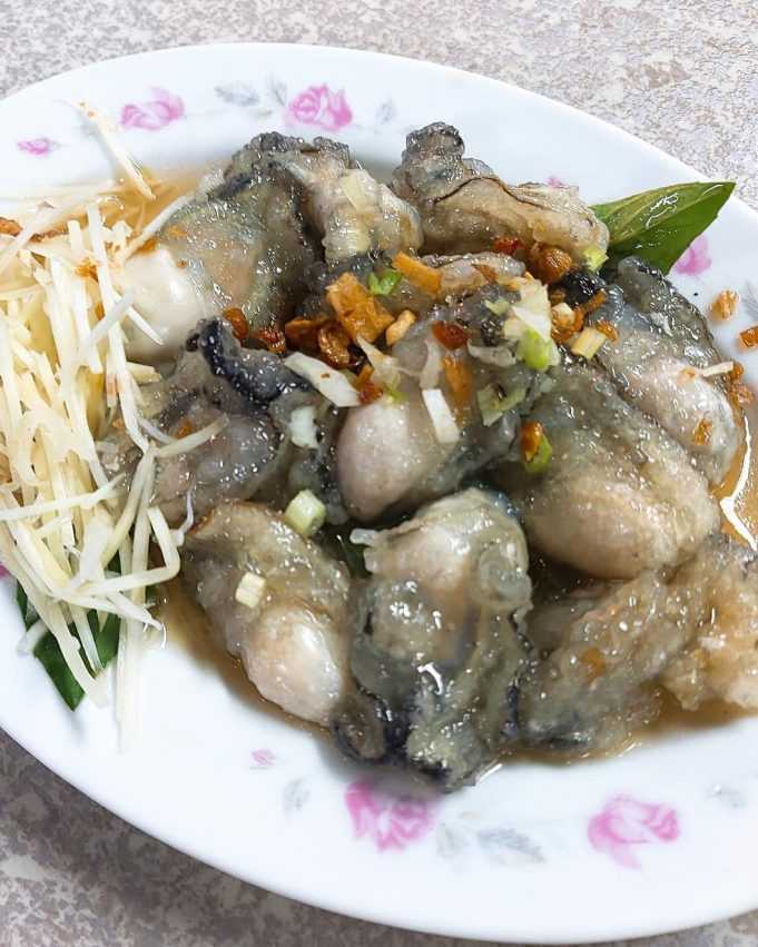 營養蚵仔の大ぶりな牡蠣料理のアップ