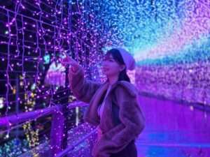 新北クリスマスシティの天橋ライトコリドー・没入型の青紫色光影装置