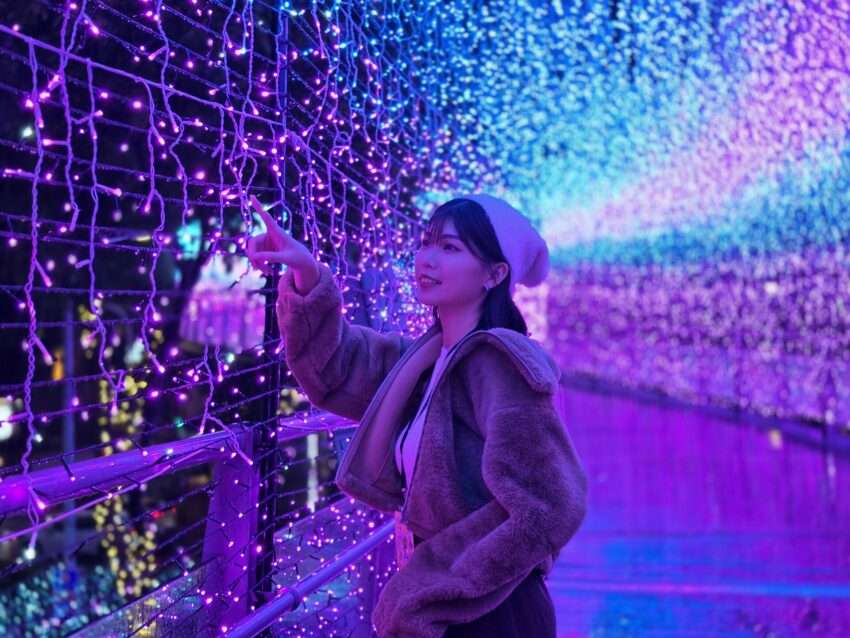新北クリスマスシティの天橋ライトコリドー・没入型の青紫色光影装置