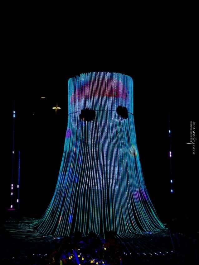 龍崎光節の年間メイン作品《山林の呼び声》。LEDの光が水の流れのように山林を貫く