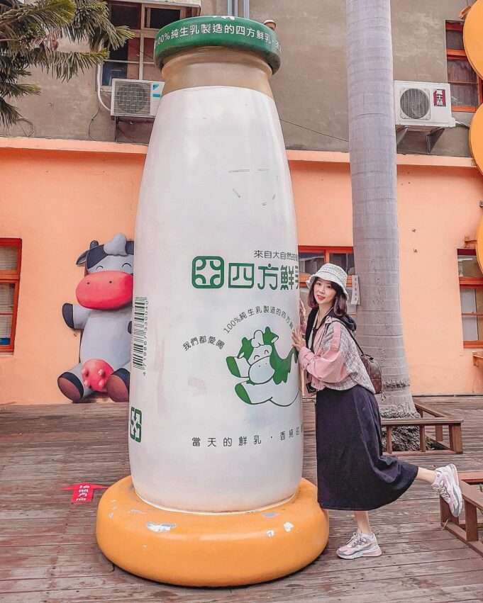 四方鮮乳酪故事館の外観と大きなチーズのオブジェ