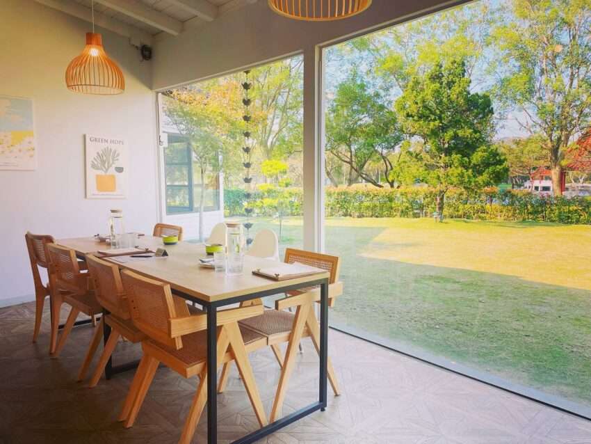 The畔 cafe&diningの白いヨーロッパ風建物。龍潭大池の大きな芝生に面している
