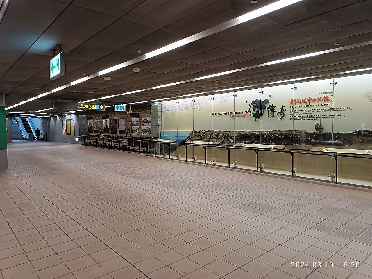台北の地下鉄駅構内に残る鉄道歴史展示パネル